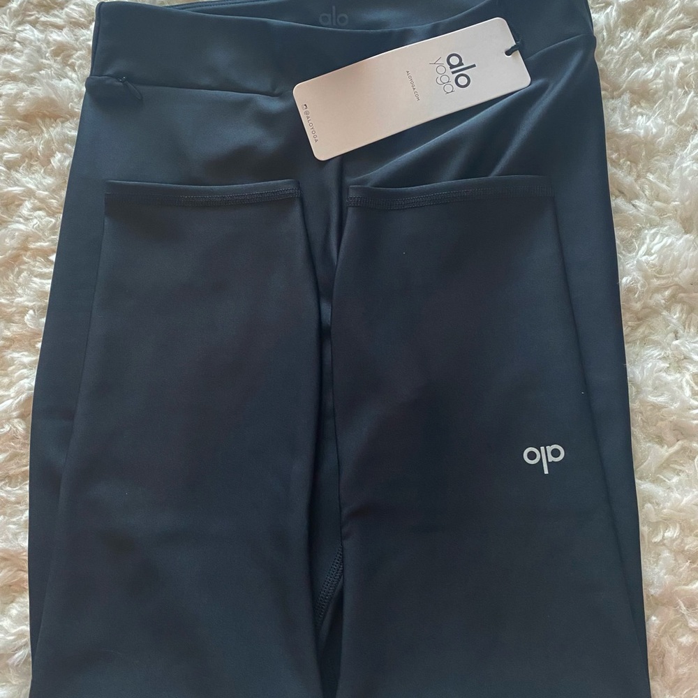 Airlift High-Waist Conceal-Zip Capri